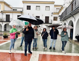 Miguel Román y candidatos del PSOE ayer antes de la manifestación celebrada en Caniles