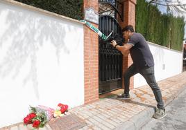 La puerta de la vivienda donde se habrían sucedido los asesinatos de Las Gabias.