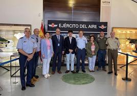 Las autoridades locales con miembros del ejercito durante la inauguración