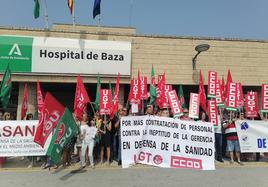 Concentración en la puerta del Hospital de Baza