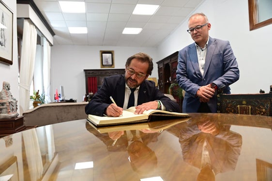 El delegado del Gobierno traslada el apoyo de la Junta al nuevo equipo de gobierno del ayuntamiento de Baza