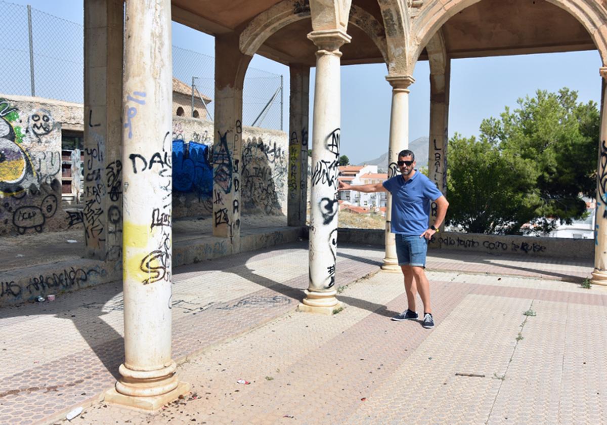El recinto de la Alcazaba de Baza luce limpio, pero lleno de grafitis