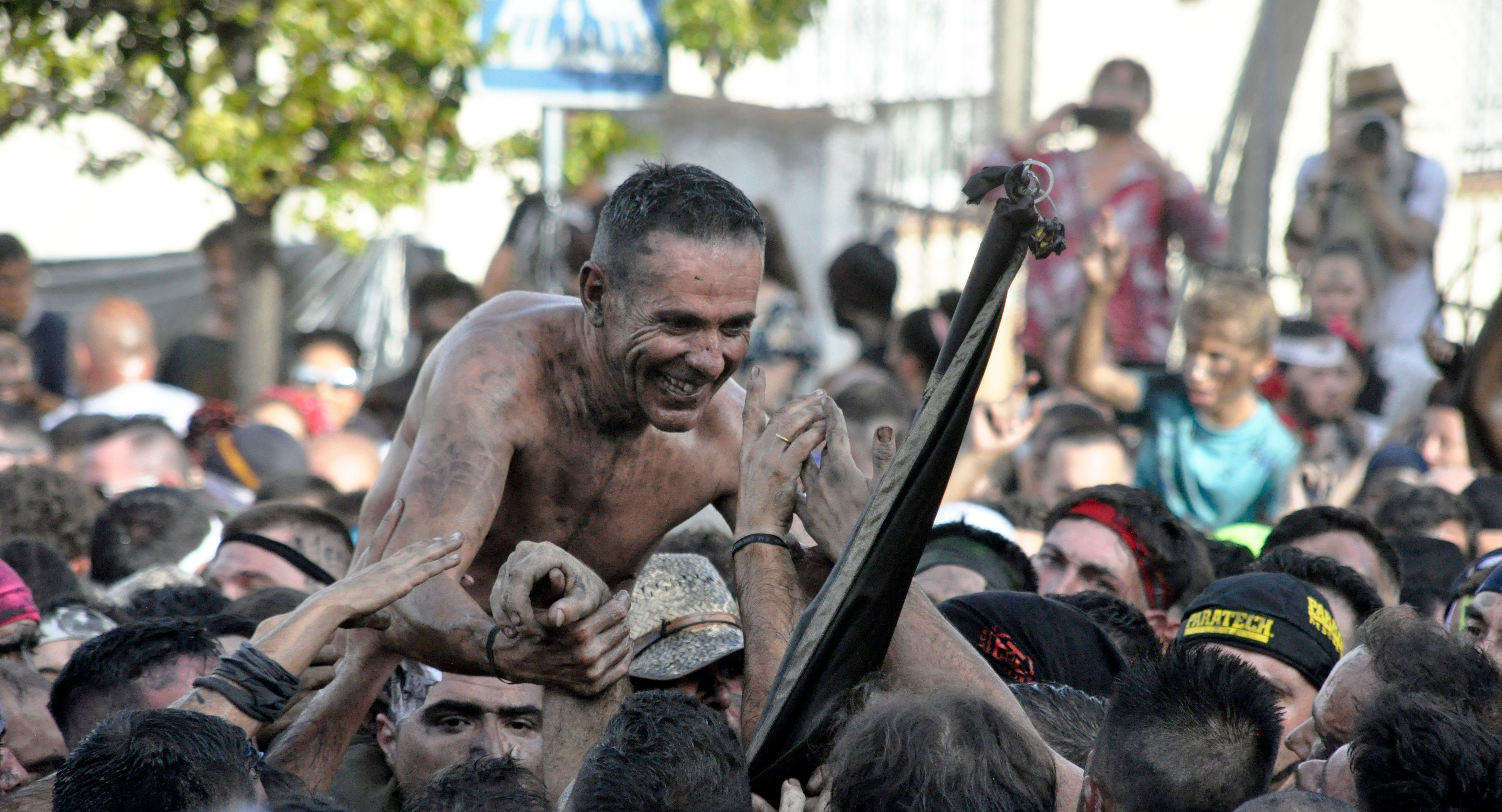 Saluda a los asistentes.