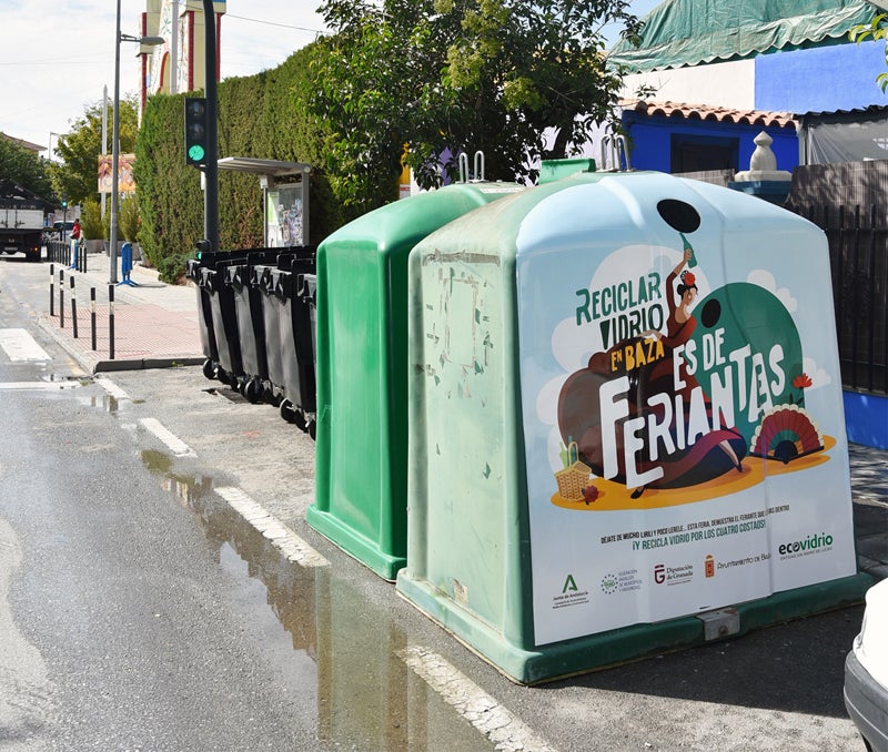Contenedor de vidrio a la entrada del recinto ferial de Baza.