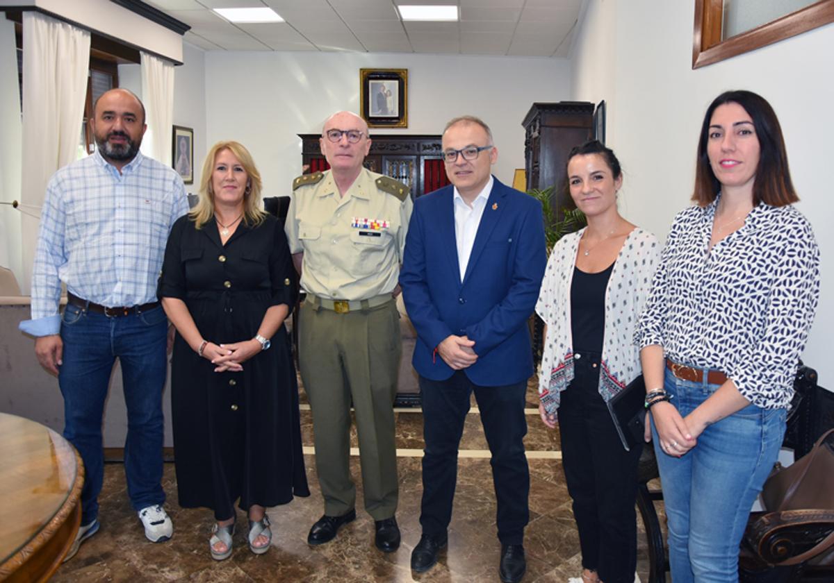 EL subdelegado de Defensa en su visita a Baza