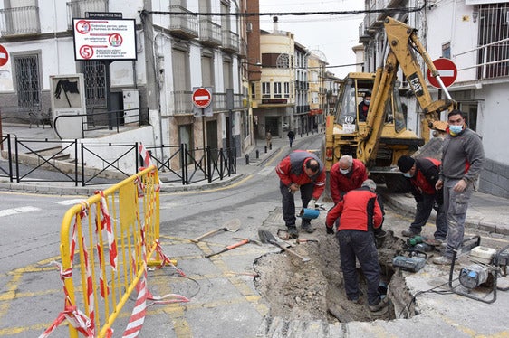 Operarios municipales en un averia anterior en el cruce del Carril