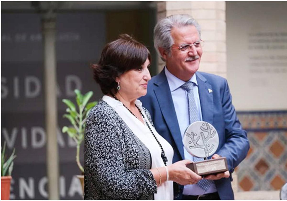 Yolanda Sánchez recogiendo su premio