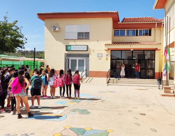 La Junta deja sin comedor a una veintena de escolares de Benamaurel y Cortes de Baza