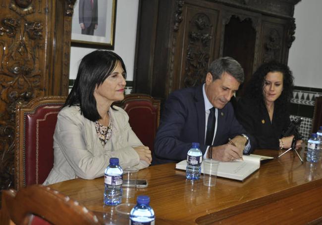 Ayuntamiento de Cúllar con la alcaldesa firmando en el libro de honor.