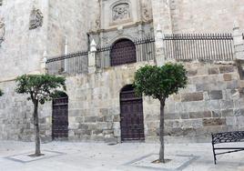 Entradas a los refugios desde la Plaza Mayor, bajo la iglesia