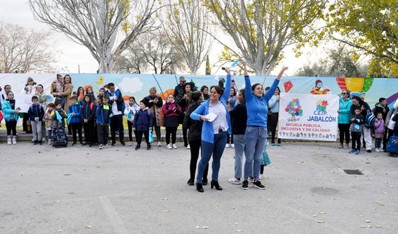 Protesta en el Colegio Jabalcón ante la falta de recursos para niños con necesidades especiales
