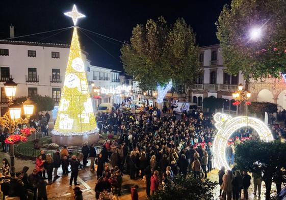 Plaza Mayor de Baza con la iluminación de estas fiestas