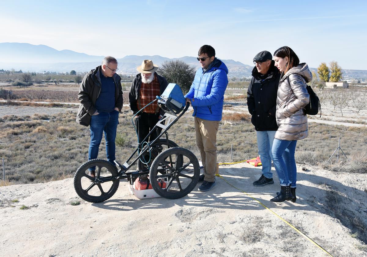 Los investigadores utilzan georradar en Cerro Santuario