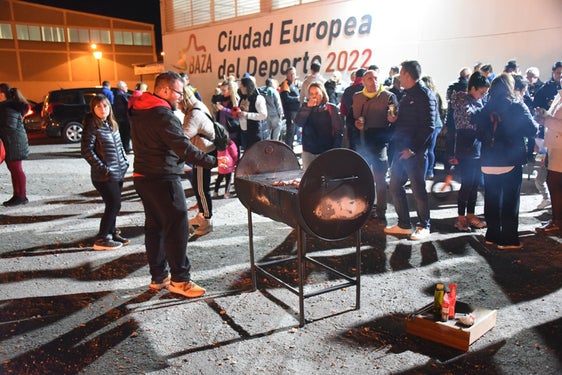 Disfrutando de una barbacoa en una de las hogueras de Santa Lucia