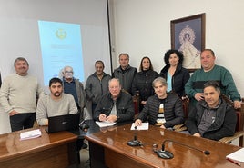 Representantes muncipales y regantes tras la firma del convenio