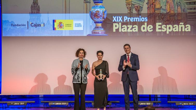 La atleta María Pérez y la futbolista Esther González premios Plaza de España