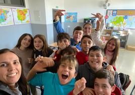 Un grupo de alumnos participantes en el concurso con su profesora