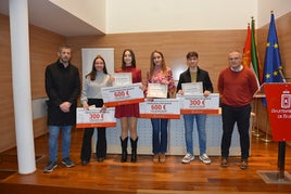 Los cuatro premiados posan con el alcalde y concejal