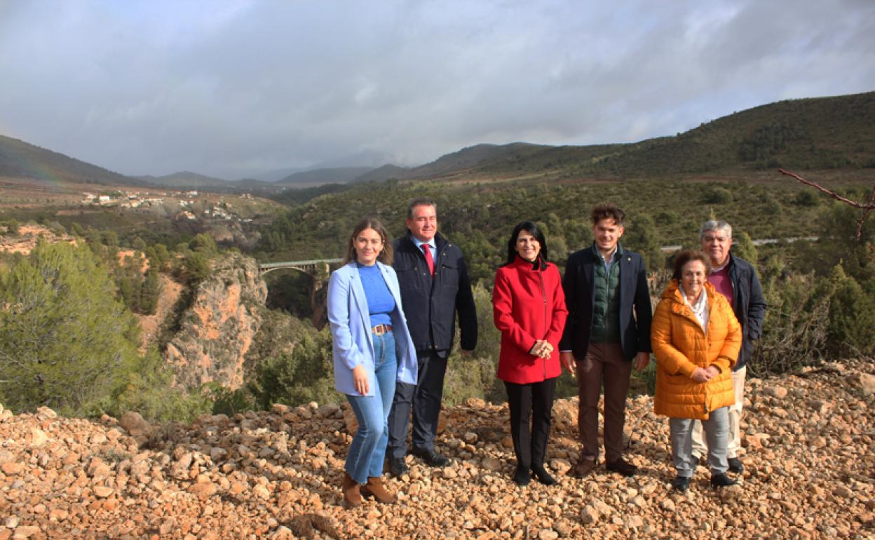 Inmaculada López Calahorro con el alcalde de Huéscar y concejales con el puente de duda al fondo