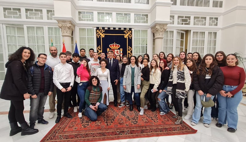 Los estudiantes con el Delegado del Gobierno de España, Pedro Fernández