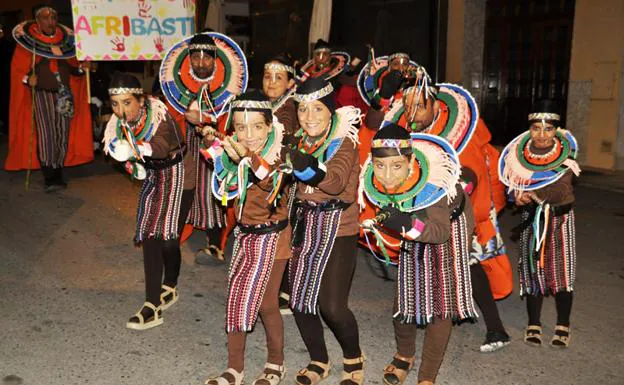 Uno de ls grupos participantes en el desfile de carnaval en Baza