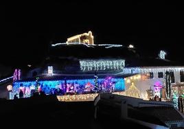 Galera iluminada en Navidad.