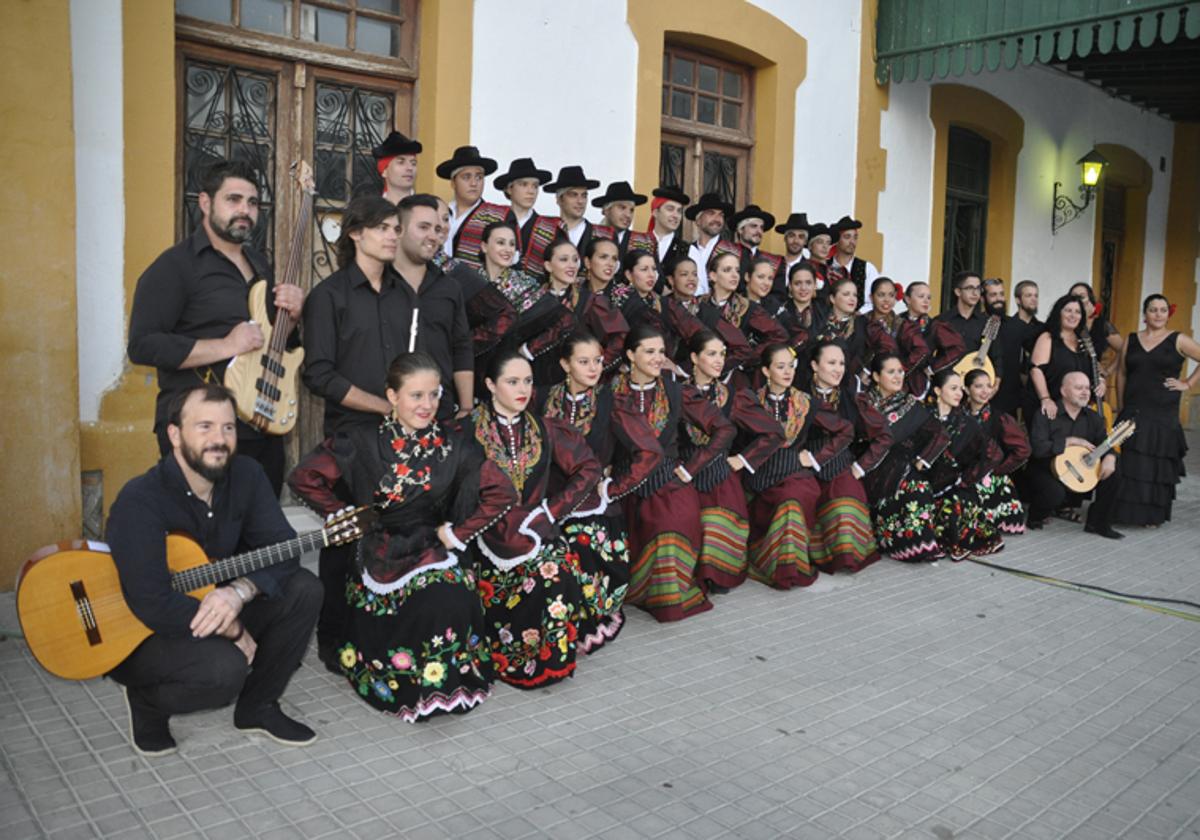El Grupo Municipal de Coros y Danzas de Baza actua hoy en el teatro Dengra