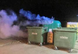 Contenedores ardiendo debido a las brasas mal apagadas