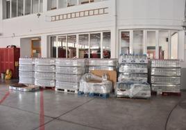 Agua embotellada para vecinos afectados.