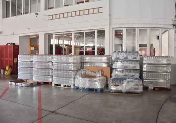 Agua embotellada para vecinos afectados.