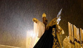 La lluvia cayendo sobre el paso de la Santa Cruz