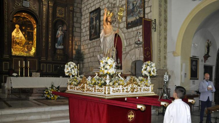 La lluvia impide la salida del Cristo Resucitado en Baza