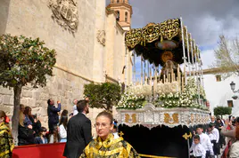 El paso de la Virgen de los Dolores, de la Cofradía de Santiago por la carrera oficial