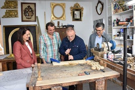 El alcalde de Baza probando su habilidad en la talla de madera