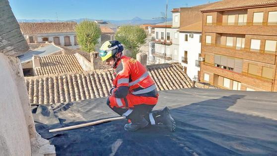 El Ayuntamiento limpia y protege la cubierta de la Torre de las Cinco Esquinas