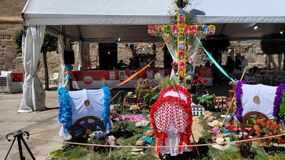 Baza es una fiesta total con las cruces de mayo