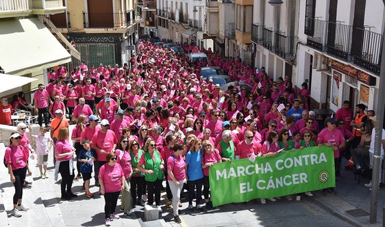 II Marcha por los Caños Dorados con el alcalde en primera junto a la pancarta