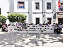 Concentracion en Baza para pedir la reapertura de la línea férrea