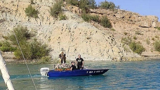 La Virgen del Carmen procesiona por las aguas del Negratín