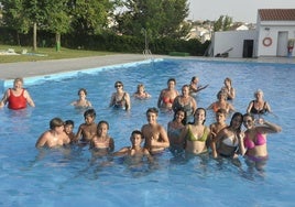 Vecinos de Cuevas del Campo en la piscina.