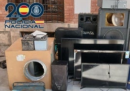Algunos de os objetos robados hallados en el domicilio de los detenidos en Baza