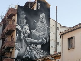 Mural gigante que representa al Cascamorras y a la Dama de Baza.