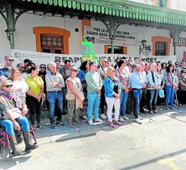 Concentración en la estación de tren de Baza.