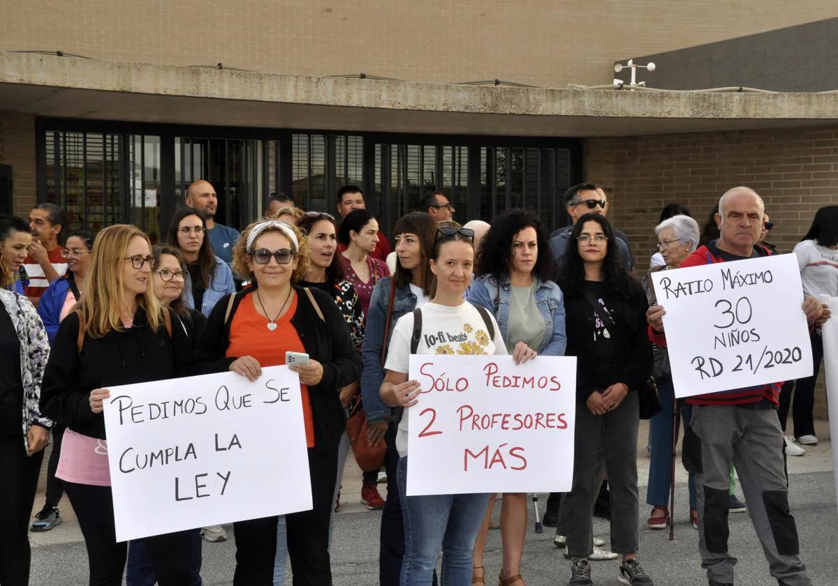 Madres y padres del IES Gregorio Salvador, concentrados a las puertas del centro ayer.