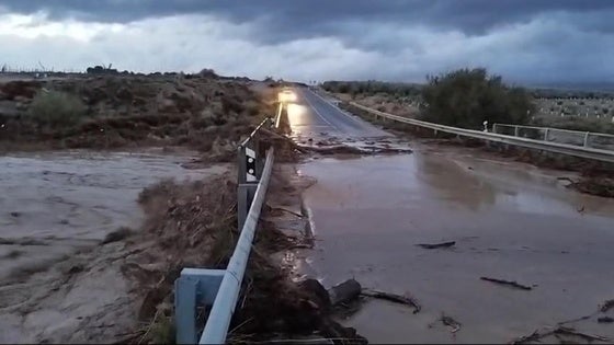El desbordamiento del río Cúllar condiciona el tráfico en la comarca de Baza