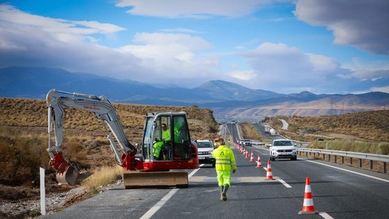 Varias carreteras de Granada siguen cortadas por los efectos del temporal