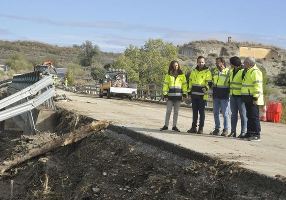 Visita de la consejera de Fomento, Rocío Díaz, al puente afectado entre Baza y Benamaurel.