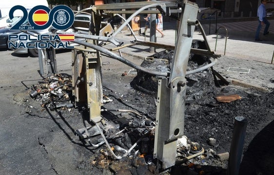 Un detenido de 18 años por la quema de contenedores y un coche en Baza