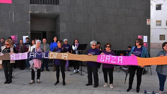 El exterior de la Biblioteca, acogía ayer el acto central del 25N