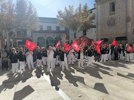 Concentración de protesta ante el Ayuntamiento de Baza de las trabajadoras del servicio de ayuda a domicilio